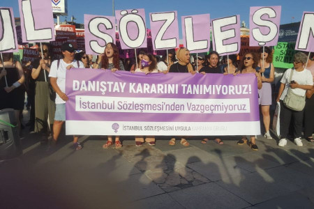 İstanbul'da kadınlar ‘Danıştay kararını tanımıyoruz’ demek için buluştu