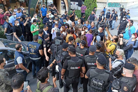 CFWIJ polis tarafından engellenen Evrensel muhabiri Eylem Nazlıer’e destek açıklaması yaptı