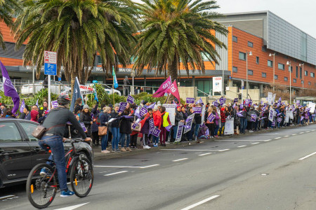 Yeni Zelanda’da 30 bin hemşire grevde!