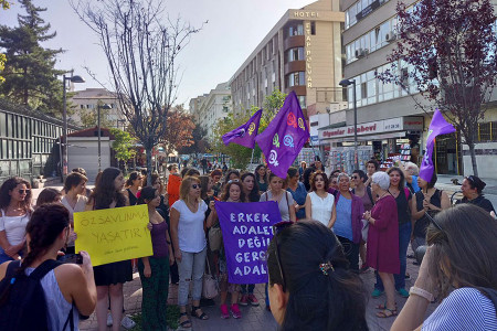 Nevin’in temyiz duruşmasına giden kadınlar: Yalnız bırakmayacağız