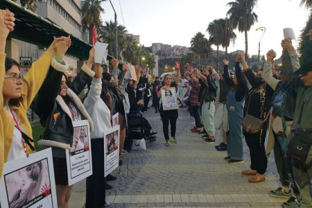 İzmir’de yaşayan İranlılar insan zinciri oluşturdu