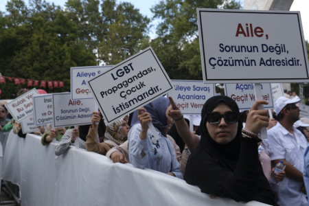 LGBTİ karşıtı miting kamu spotu ve artan propagandaya rağmen sönük geçti