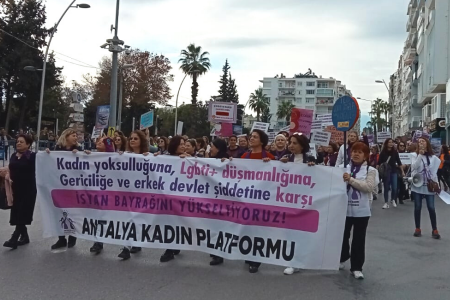 Antalyalı kadınlar: Şiddetin ve yoksulluğun olmadığı eşit bir dünya istiyoruz