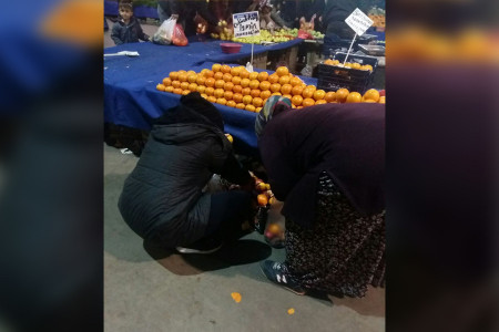 Tezgah altındaki kasalardan 1 soğan, 2 mandalina topluyoruz