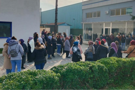 Patron ücretleri ödemeden fabrikayı kapattı, işçiler direniş başlattı