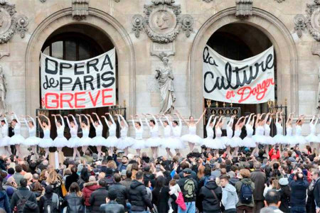 Fransa’da en güzel grev: Balerinler opera önünde Kuğu Gölü Balesi yaptı