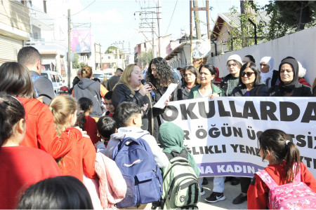 Adana'da okul önünde velilerden 'Bir Öğün Ücretsiz Sağlıklı Yemek' talebine destek