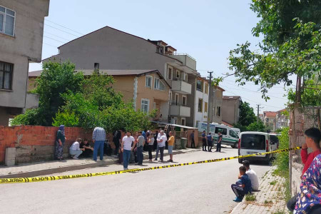 Turan Karslı boşanma aşamasında olduğu Güler Karslı’yı katletti, kızını yaraladı