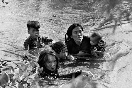 GÜNÜN FOTOĞRAFI: Savaştan çocuklarını kaçıran anne