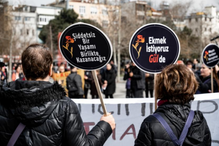 Sakarya'da bir erkek boşanma aşamasında olduğu kadını sokak ortasında darp etti