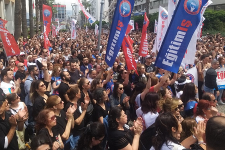 Kadın öğretmenler 'Eğitimde şiddete hayır' demek için sokakta