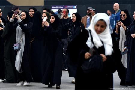 Suudi kadınlar artık restoranlara erkeklerle aynı kapıdan girebilecek