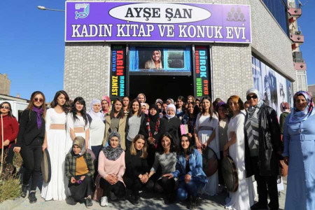 Kayyum Ayşe Şan Kadın Kitap ve Konuk Evi'nin kapısına kilit vurdu