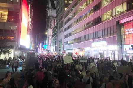 ABD’de kürtaj yasağının önünü açacak olan karar protesto edildi