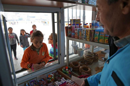 Öğrenci kantine gidemiyor, öğretmen yemeğini evden getiriyor
