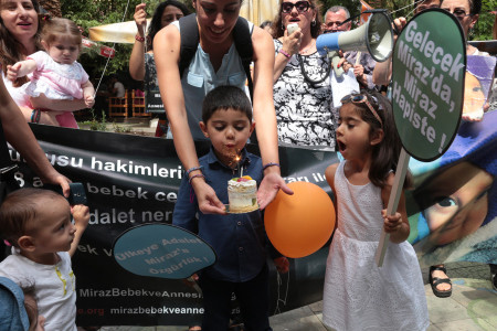 Miraz Bebek ve tüm tutuklu çocuklar için balon uçurdular