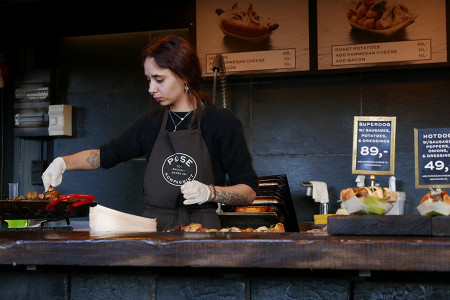 Pandemiyle kafe, restoran, bar çalışanlarına cinsel taciz artıyor