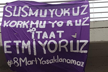 Kocaeli’de kadınlardan pankartlı protesto: 8 Mart yasağı mı, o da ne!