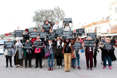 İzmir’de kadınların düzenlediği eylemde barış sloganına emniyet yasağı