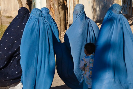 Taliban, kadınların kullandığı odalara pencere yapılmasını yasakladı