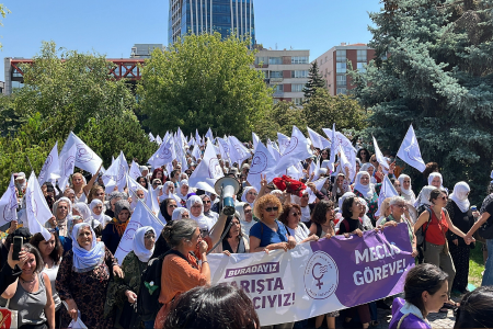 Barışa İhtiyacım Var Kadın İnisiyatifi üç talep için Meclis önündeydi
