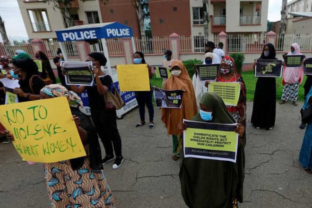 Nijerya’da kadınlar artan tecavüz ve kadın cinayetlerine karşı sokakta!