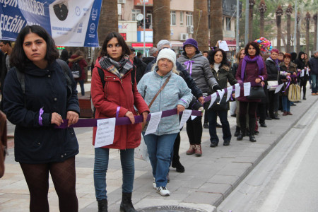 Denizli’de istismar ve kadın cinayetlerine karşı insan zinciri