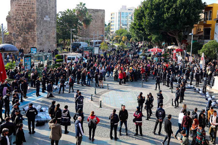 Antalyalı kadınlardan valilik engeline rağmen ‘Las Tesis’ eylemi