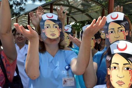 Her işe koşturulan kadın sağlık çalışanları: Sağlık da bitti, biz de bittik!