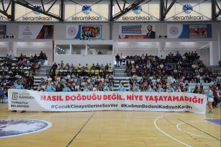 'Nasıl doğduğu değil, niye yaşayamadığı' pankartıyla sahaya çıktılar