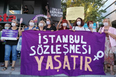 Tarladaki, fabrikadaki, evdeki tüm kadınlardan korkuyorlar, haklılar...
