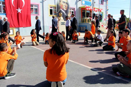 Sera Kadıgil'den okulda bir öğün ücretsiz yemek için kanun teklifi