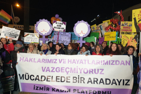 25 Kasım 2024| İzmir'de kadınlar 'katilleri kollama katliamı engelle' diyerek yürüdü
