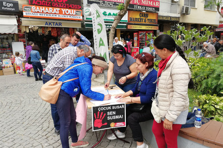 Bornovalı kadınlar çocuk istismarına karşı imza topladı