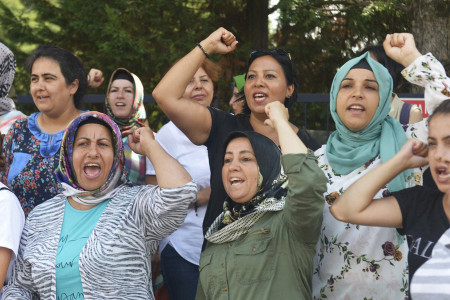 Yukarıdan talimat varmış: Polis Flormar işçilerinin pankartlarını indirdi