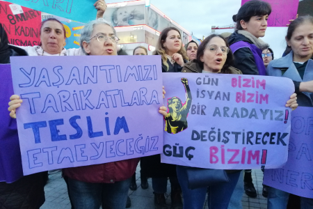 Kadınlardan açıklama: Buradayız, bu karanlığa teslim olmayacağız!