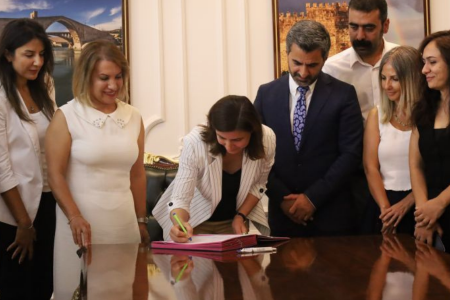 Şiddet gören kadınlara adli yardım için Diyarbakır'da baro ve belediyeden protokol