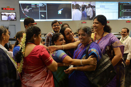 GÜNÜN FOTOĞRAFI: Uzaya roket yollayan Hindistanlı kadın ekibi