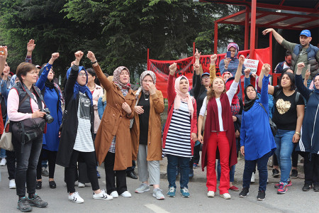 KESK üyesi kadınlardan Flormar önünde eylem