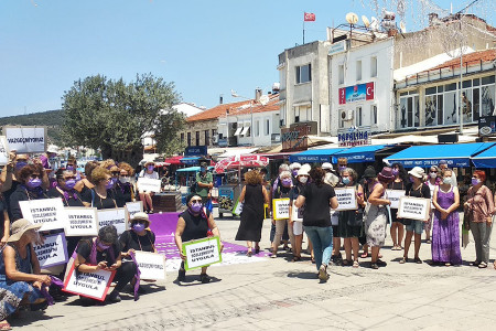 Foçalı kadınlar: Kazanılmış haklarımızın hiçbirinden vazgeçmiyoruz