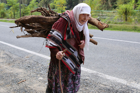 GÜNÜN FOTOĞRAFI: Fatma ninenin yakacak derdi