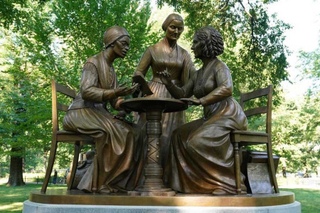New York Central Park’ta ilk tarihi kadın heykeli