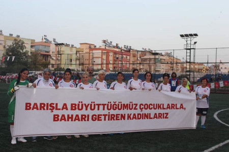 Her gol barış için, her şut kadın dayanışması için