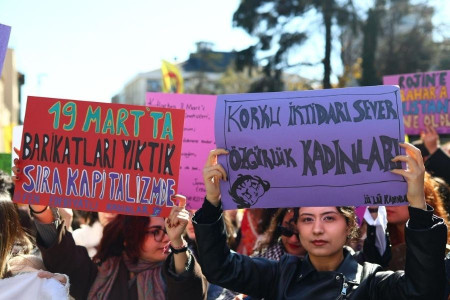 Genç kadınlar yoksulluk ve baskı kıskacında