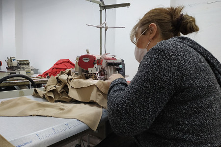 Pandemi sürecinde yaşadıklarını aktaran tekstil işçisi kadınlar: ‘Bir yanda çocuk bir yanda iş’