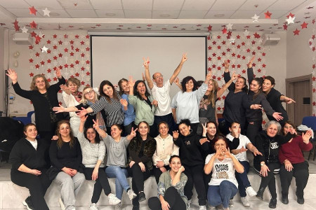 Ergazi’de kadın dayanışmasının durakları: Mutfaktan sahneye, evden kitap kulübüne