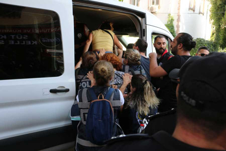 Onur Yürüyüşünde İstanbul’da cadı avı, İzmir’de işkence: ‘Bu örgütlülükten çok korkuyorlar’