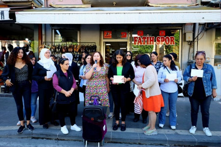Adana’da kadınlar, tutsak kadınlarla dayanışma için kart gönderdi