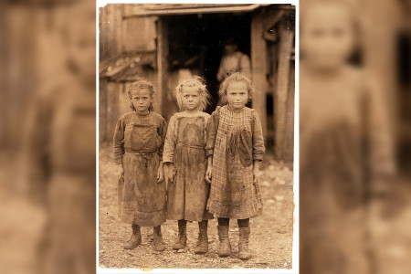 GÜNÜN FOTOĞRAFI: İstiridye soyma işinde çalışan çocuk işçiler