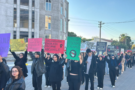 Burhaniye’de yüzlerce genç, kadına yönelik şiddeti protesto etti